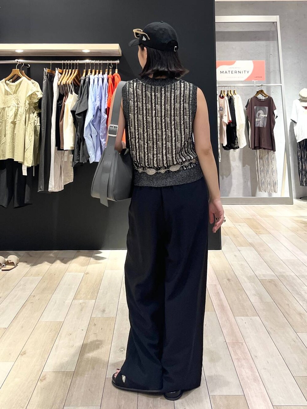 ホワイト系のタンクトップ、ブラック系のその他パンツ、ブラック系のサンダルを着用したレディースの夏コーディネートの4枚目の写真