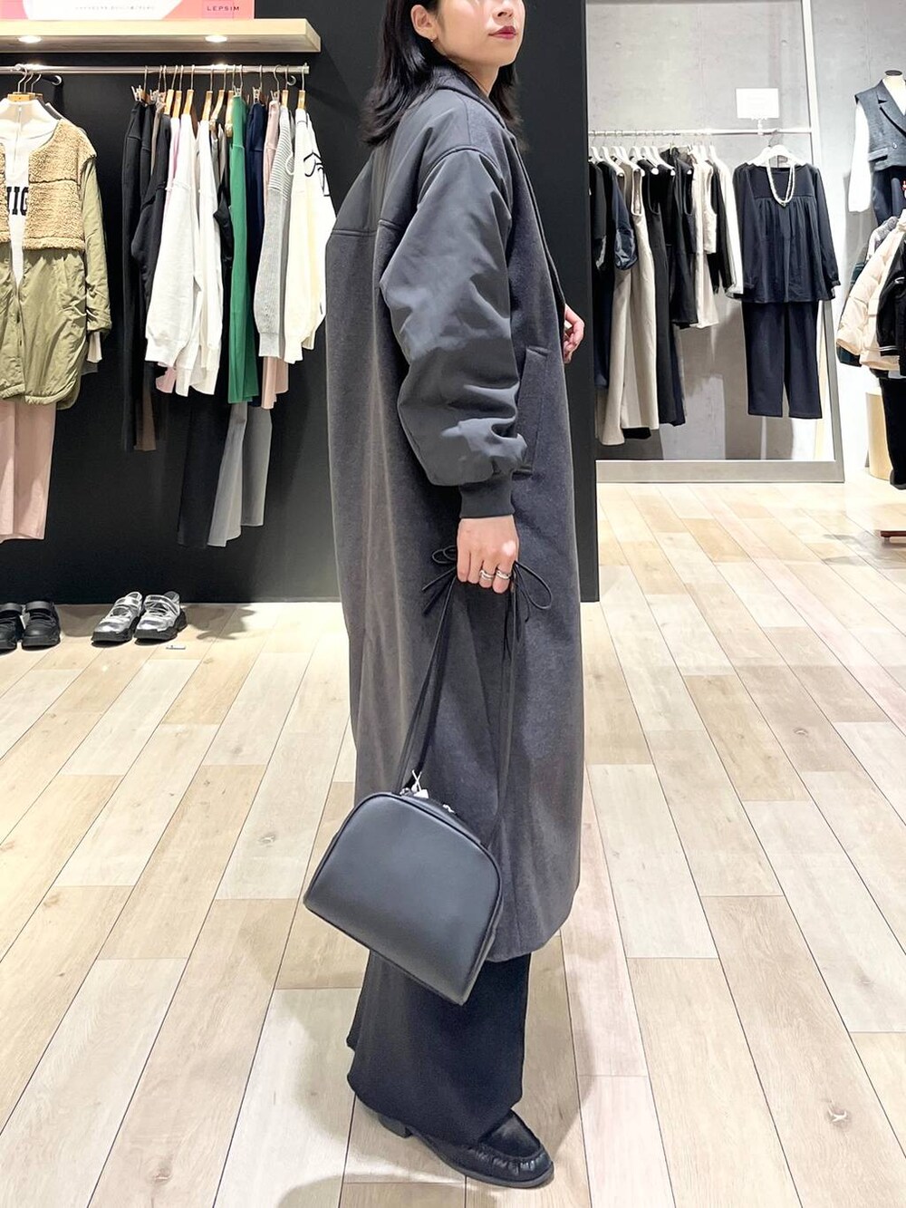 ブラック系のローファー、ブラック系のスカート、ブラック系のTシャツ/カットソーを着用したレディースの冬コーディネートの6枚目の写真