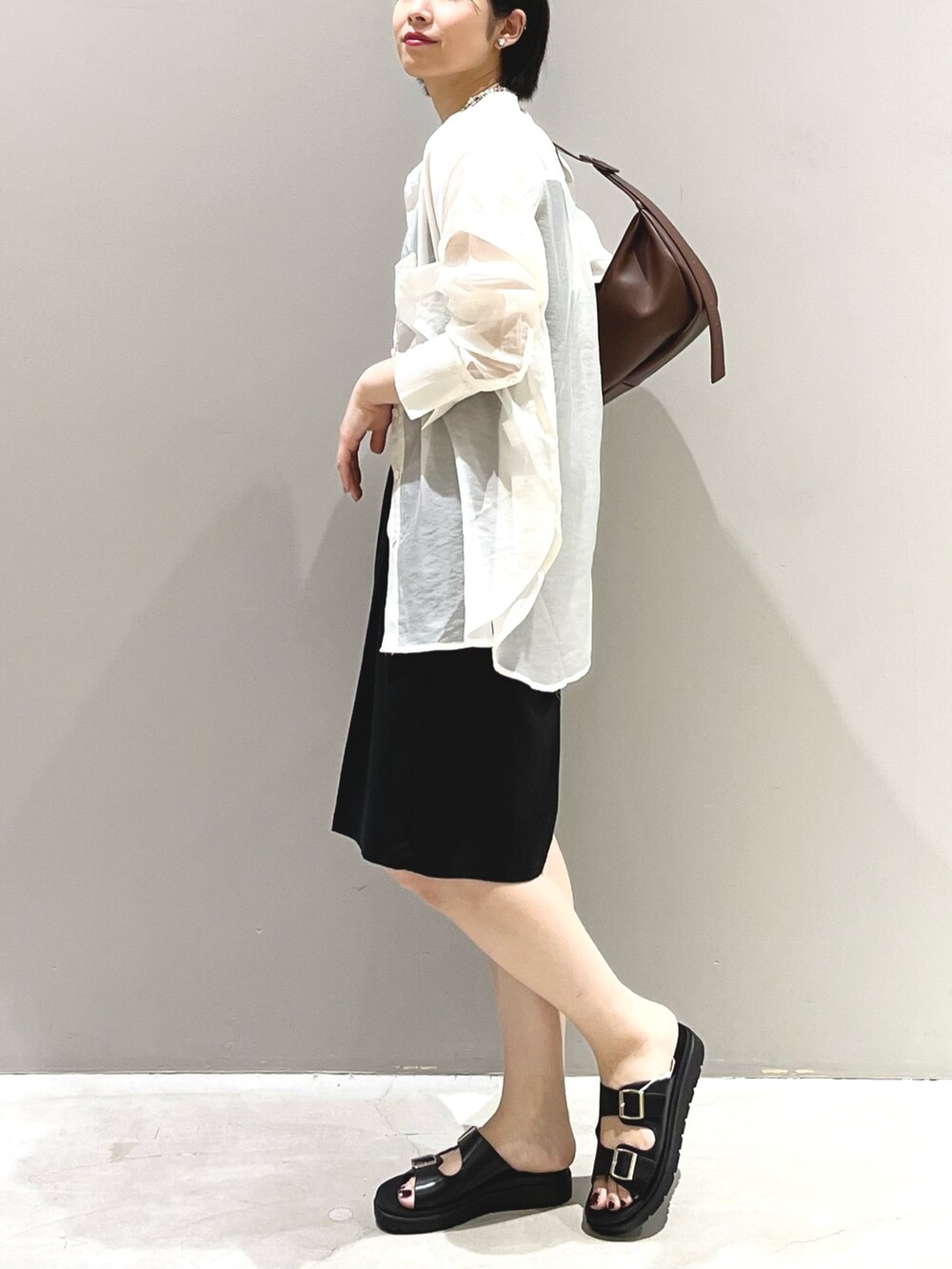 ブラウン系のショルダーバッグ、ブラック系のサンダル、ブラック系のその他パンツを着用したレディースの夏コーディネートの5枚目の写真