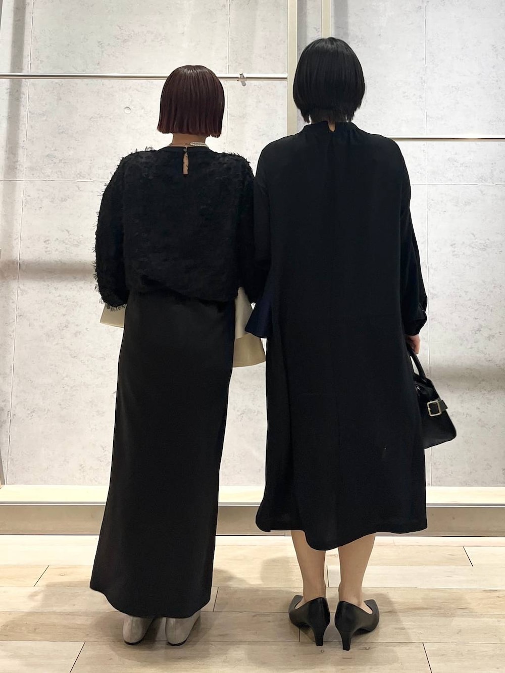 ブラック系のスカート、ブルー系のノーカラージャケット、ホワイト系のノーカラージャケットを着用したレディースの冬コーディネートの4枚目の写真