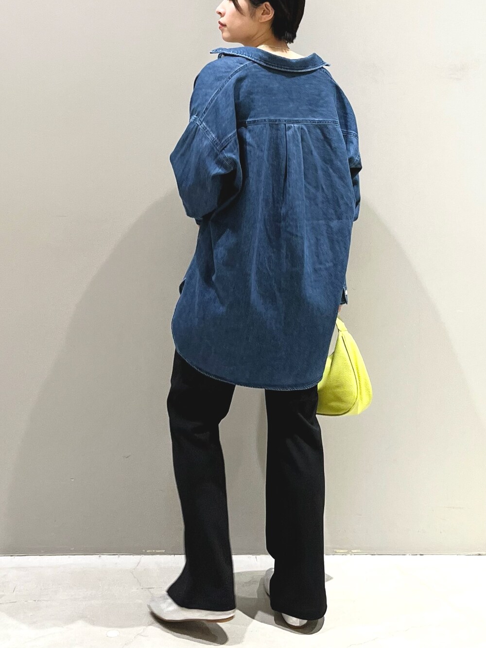 イエロー系のショルダーバッグ、ブラック系のその他パンツ、グレー系のパンプスを着用したレディースの春コーディネートの5枚目の写真