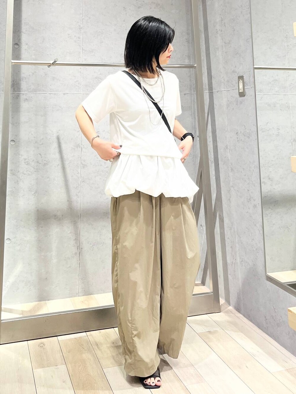 ブラック系のサンダル、ブラック系のショルダーバッグ、ブラウン系のその他パンツを着用したレディースの夏コーディネートの6枚目の写真