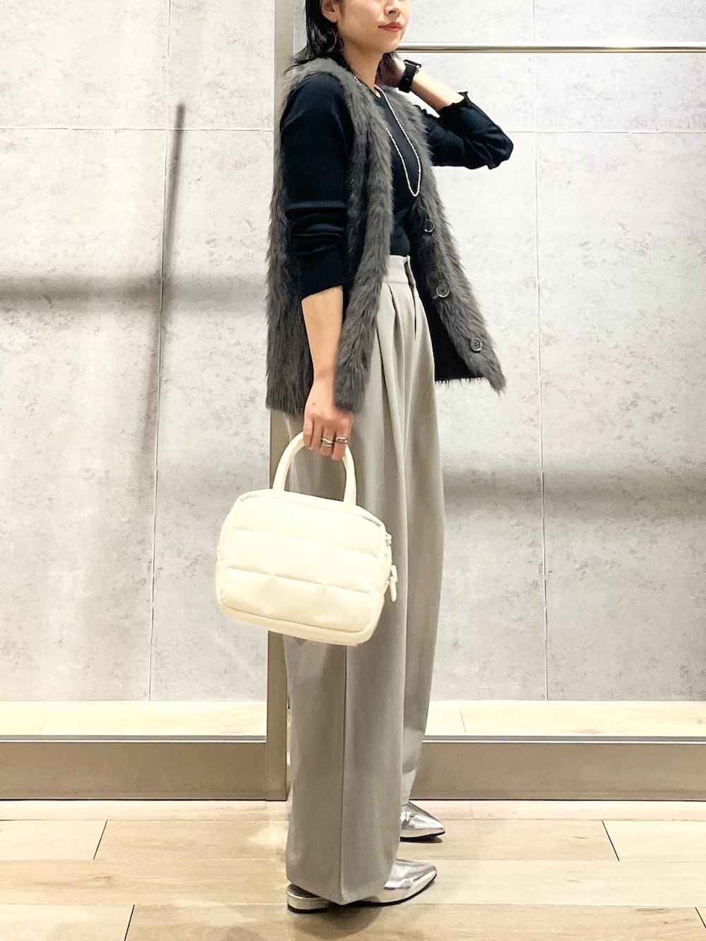 シルバー系のその他シューズ、ホワイト系のボストンバッグ、ブラック系のTシャツ/カットソーを着用したレディースの秋コーディネートの7枚目の写真