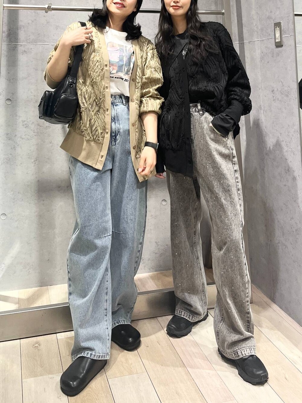 ブルー系のデニムパンツ、ブラック系のショルダーバッグ、グレー系のデニムパンツを着用したレディースの春コーディネートの2枚目の写真