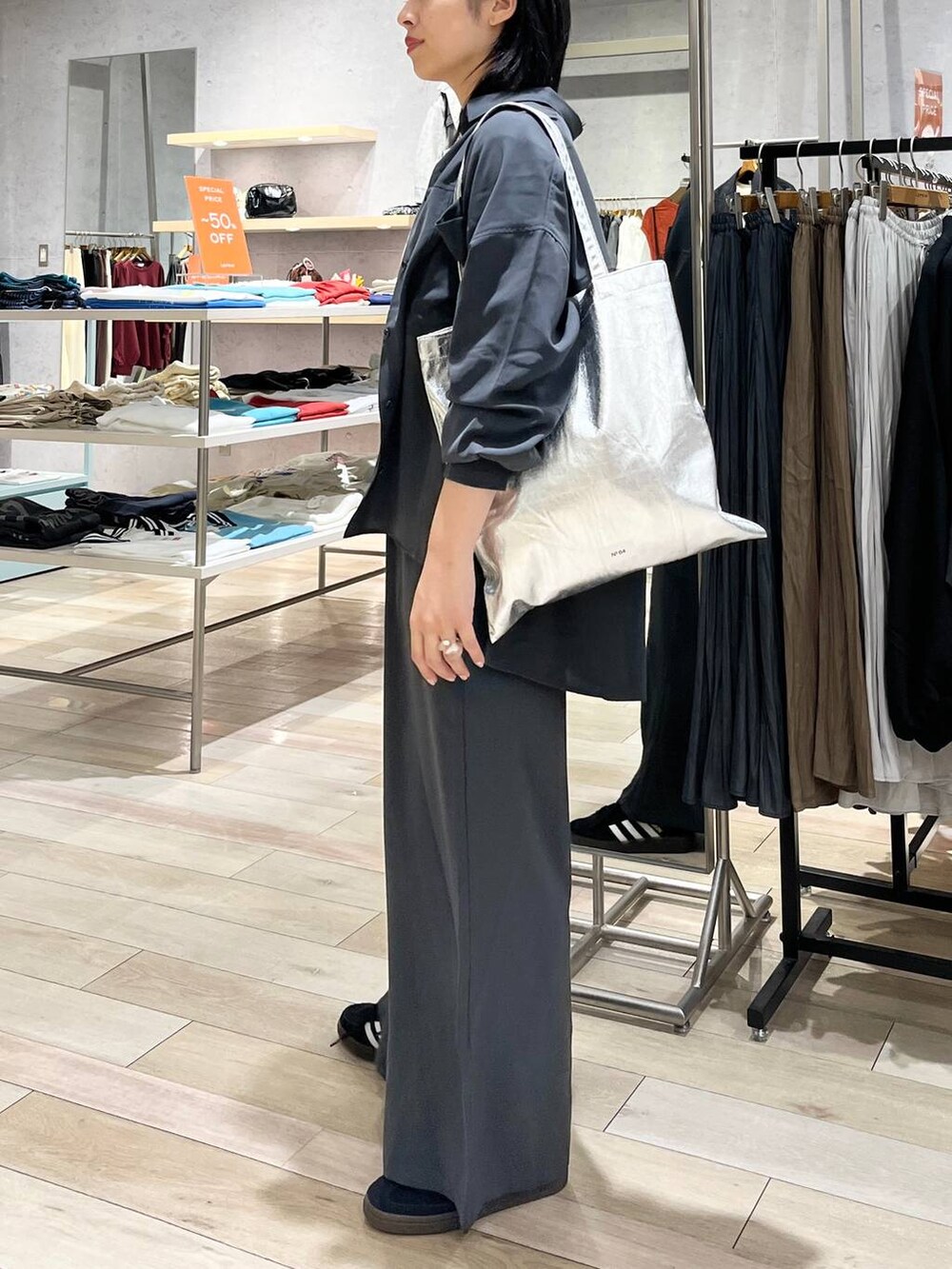 シルバー系のトートバッグ、グレー系のその他パンツ、グレー系のシャツ/ブラウスを着用したレディースの秋コーディネートの2枚目の写真