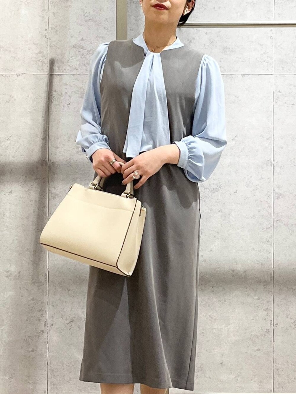 ブルー系のシャツ/ブラウス、ホワイト系のショルダーバッグ、ブラック系のパンプスを着用したレディースの冬コーディネートの3枚目の写真