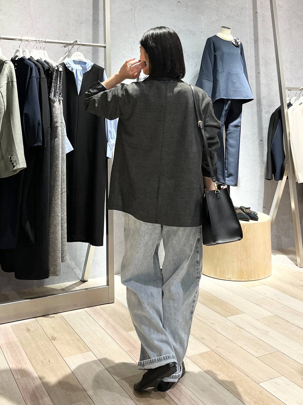 ホワイト系のTシャツ/カットソー、ブルー系のデニムパンツ、ブラック系のショルダーバッグを着用したレディースの冬コーディネートの4枚目の写真