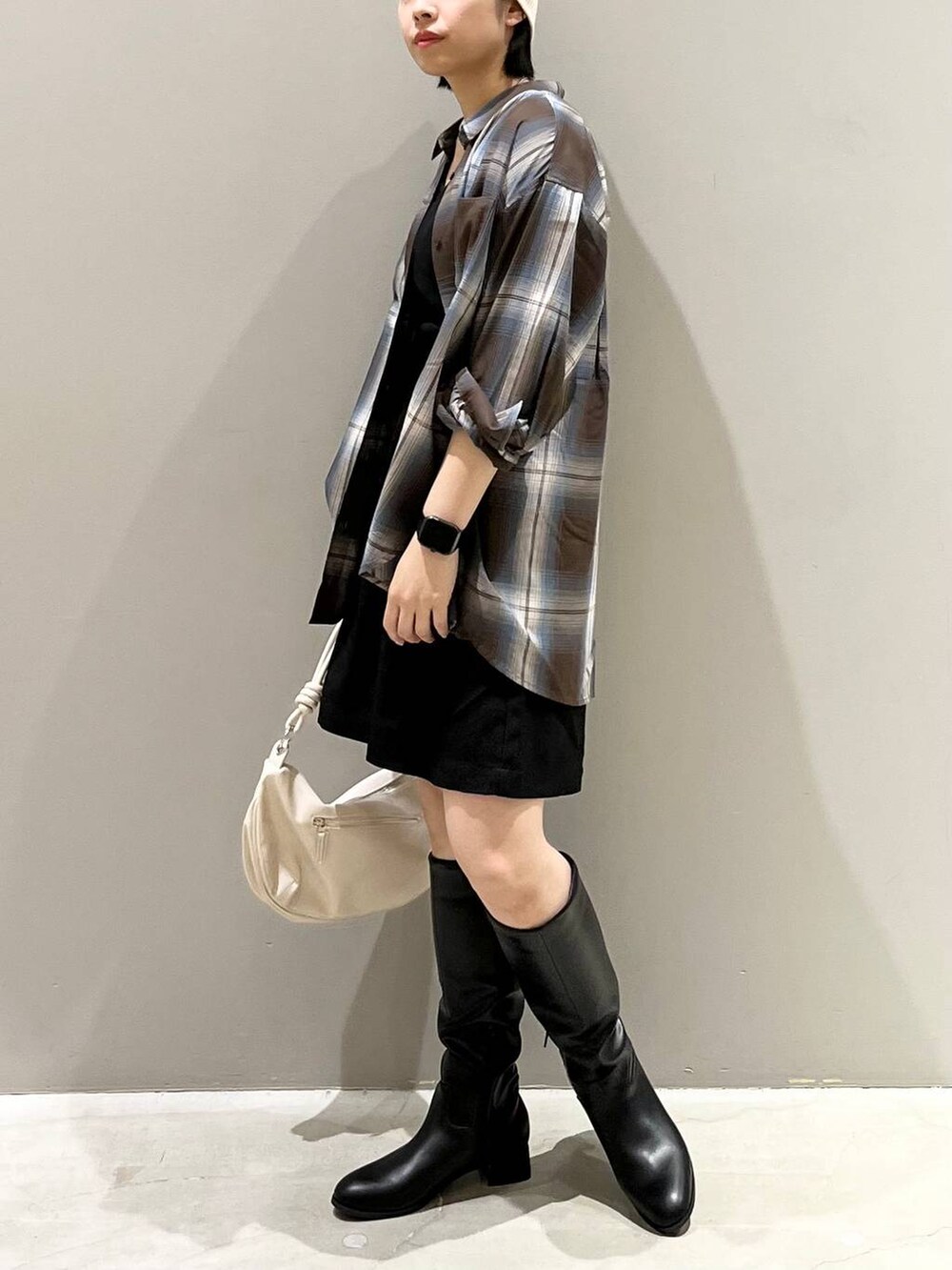 ブラウン系のシャツ/ブラウス、ブラック系のシャツ/ブラウス、ブラック系のその他パンツを着用したレディースの秋コーディネートの4枚目の写真