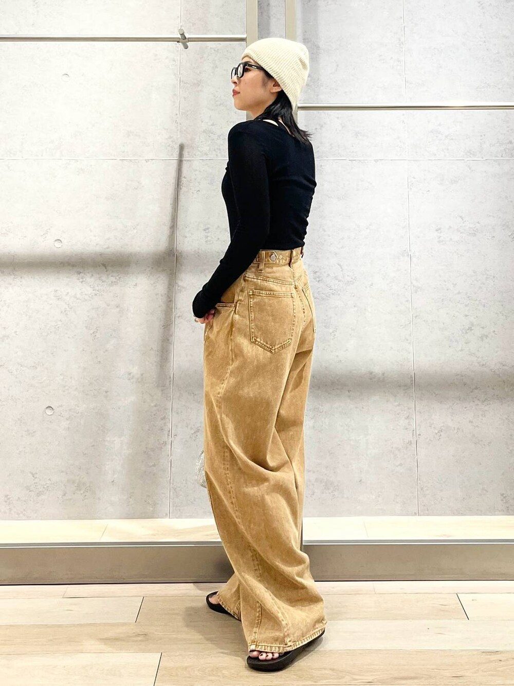 シルバー系のショルダーバッグ、ブラック系のサンダル、ブラック系のTシャツ/カットソーを着用したレディースの夏コーディネートの3枚目の写真