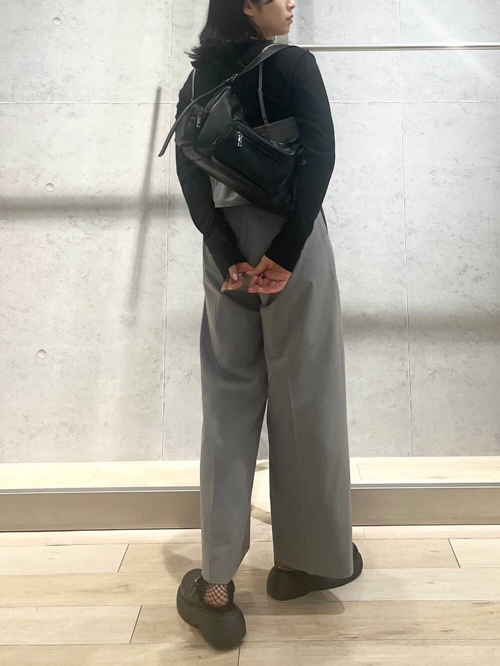 グレー系のその他パンツ、ブラック系のショルダーバッグ、ブラック系のサンダルを着用したレディースの冬コーディネートの2枚目の写真