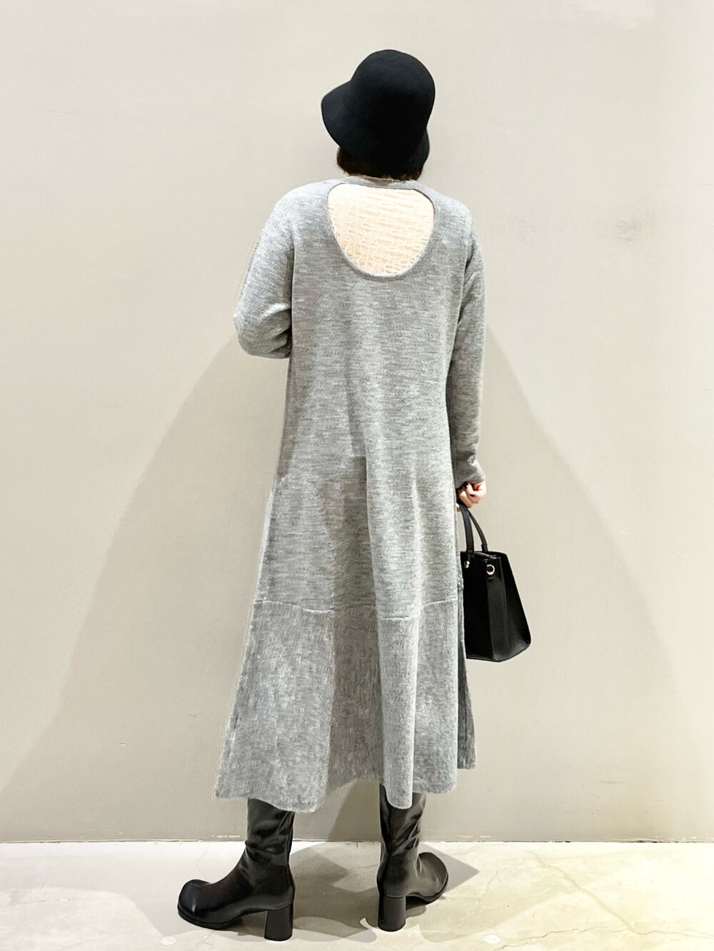 「LEPSIM、レプシィム(LEPSIM)、春服デビュー宣言、春コーデ、春ニット、フレアワンピース、フェルトハット、バケットハット、ブーツ、トートバッグ、シンプルコーデ、淡色コーデ、きれいめカジュアル、レイヤードスタイル、プチプラ」｜「LEPSIMの7ゲージバックオープンフレアワンピース　181935（ワンピース、グレー系）」を使った、エムアイさん（レディース・162cm）の春コーディネートの3枚目の写真