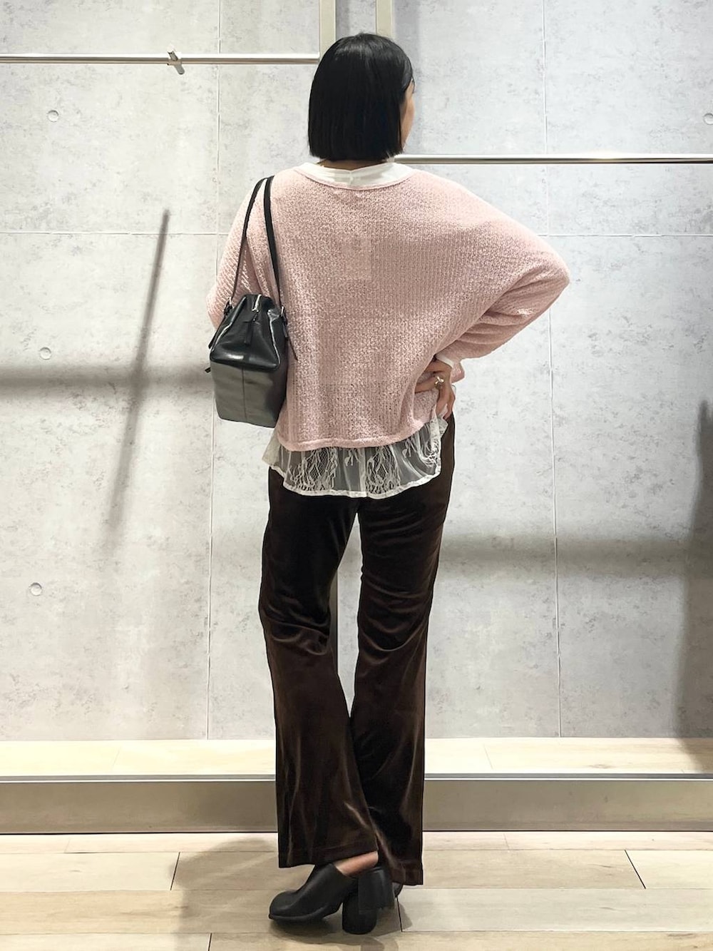 ピンク系のニット/セーター、ブラウン系のその他パンツ、ブラック系のその他シューズを着用したレディースの秋コーディネートの4枚目の写真