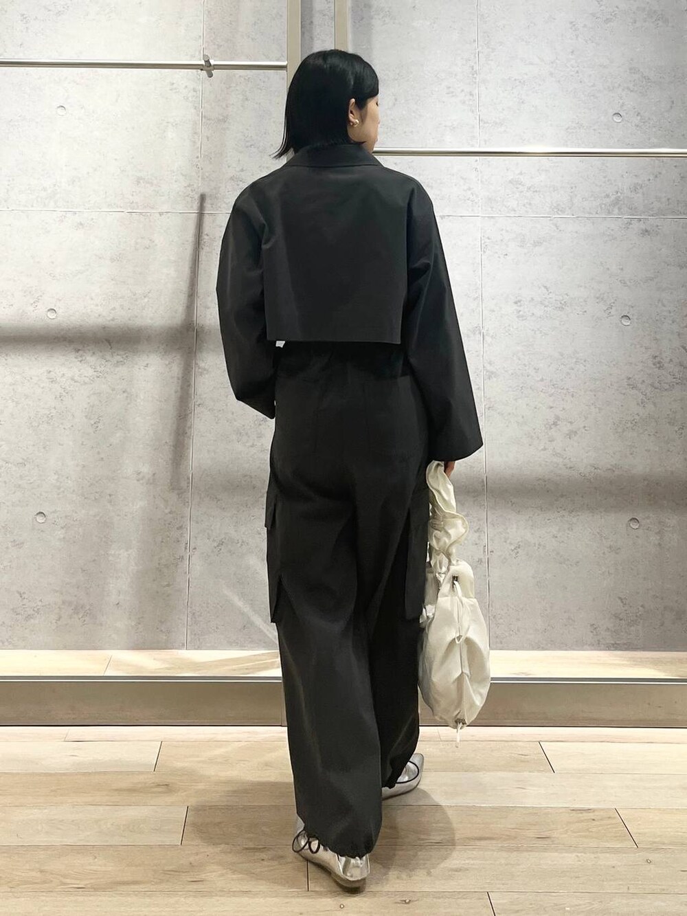 「LEPSIM、アウター、トレンチコート、ワイドパンツ、ミリタリー、セットアップ、パンプス、ショルダーバッグ、シンプルコーデ、ストリート、モノトーン、シルバー、ワントーンコーデ、ショート丈トップス、ミリタリーパンツ」｜「LEPSIMのワイドカーゴポケットパンツ　987520（カーゴパンツ、グレー系）」を使った、エムアイさん（レディース・162cm）の冬コーディネートの4枚目の写真