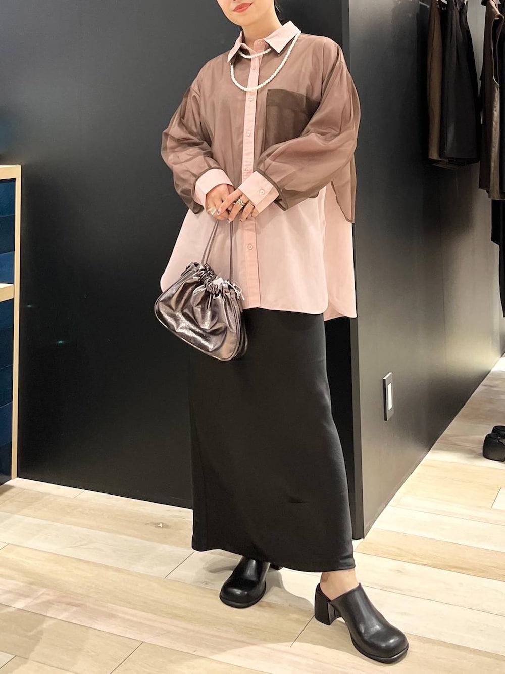 ブラック系のスカート、ピンク系のシャツ/ブラウス、ブラック系のその他シューズを着用したレディースの夏コーディネートの6枚目の写真