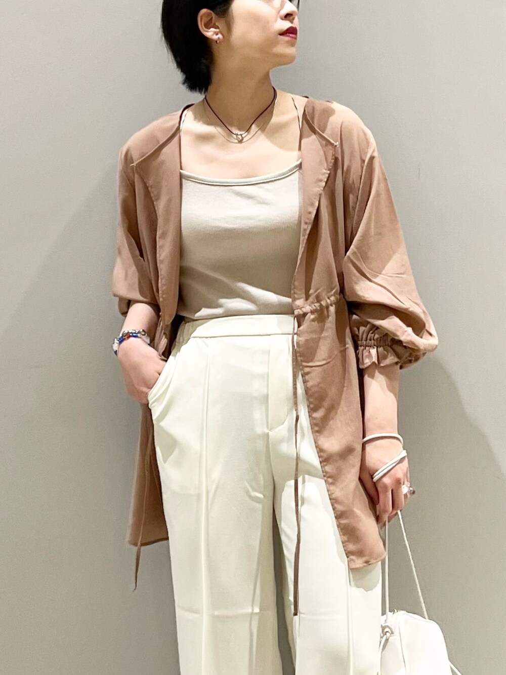 「LEPSIM、レプシィム(LEPSIM)、ブラウス、ベージュ、ブラウン、淡色コーデ、キャミソール、ホワイトパンツ、ショルダーバッグ、ミニバッグ、ミュール、ボリューム袖、レイヤードスタイル、シンプルコーデ、ワントーンコーデ」|「LEPSIMのハタラク7DAYSストレートパンツ(パンツ、ホワイト系)」を使った、エムアイさん(レディース・162cm)の春コーディネートの4枚目の写真