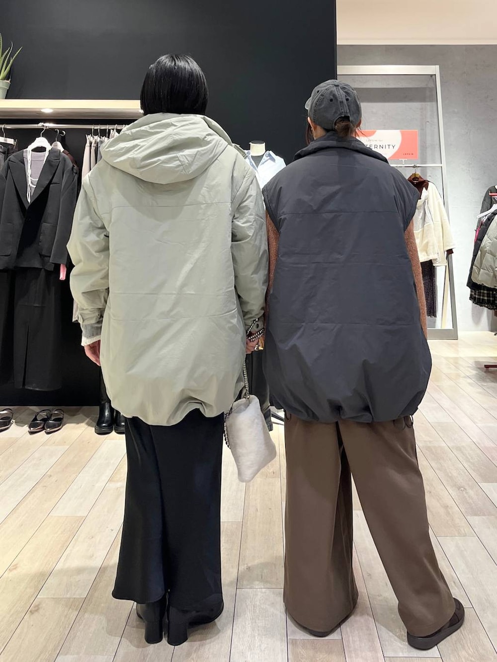 ブラック系のスカート、グレー系のその他アウター、グリーン系のその他アウターを着用したレディースの秋コーディネートの4枚目の写真