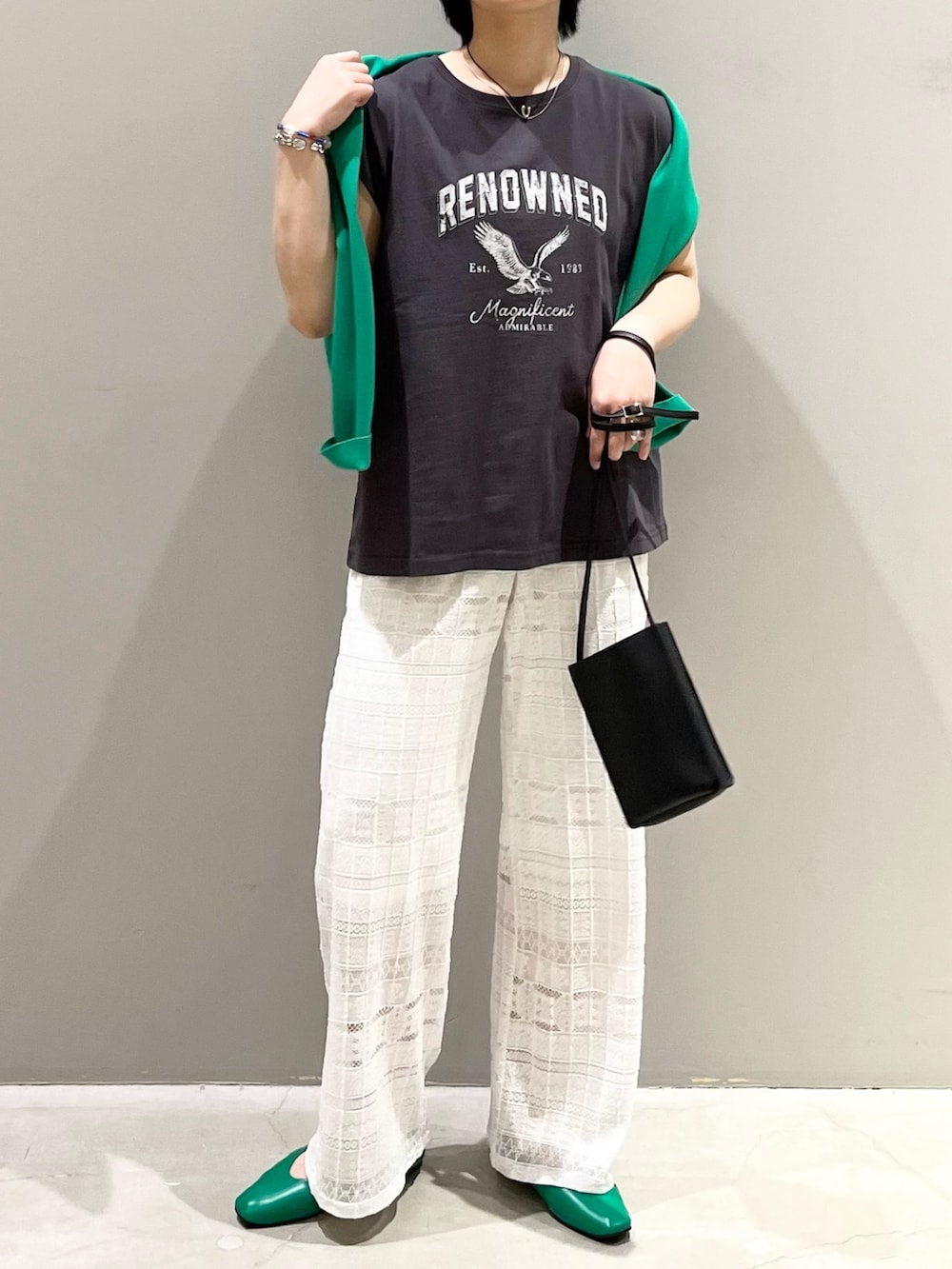 「LEPSIM、レプシィム(LEPSIM)、ロゴT、フレンチスリーブ、レース、レースパンツ、パンプス、スクエアトゥ、スクエアバッグ、ミニバッグ、カーディガン、春夏コーデ、初夏コーデ、ショルダーバッグ、シンプルコーデ」｜「LEPSIMの4つの嬉しい機能付き！シアワセパンプス　295881（パンプス、グリーン系）」を使った、エムアイさん（レディース・162cm）の春コーディネートの4枚目の写真
