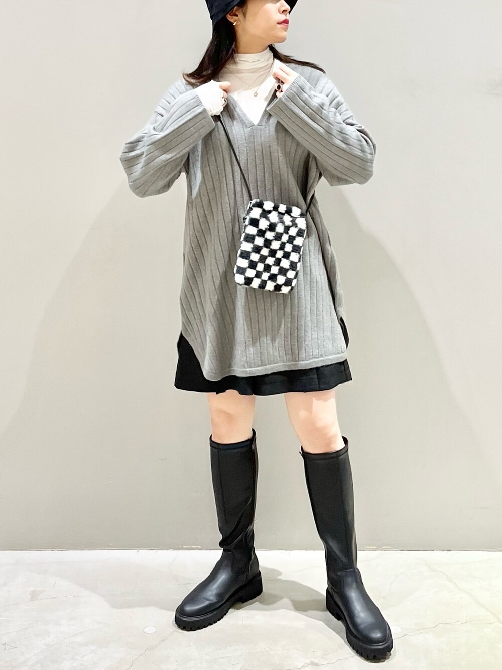 「LEPSIM、レプシィム(LEPSIM)、シンプルコーデ、厚底シューズ、ロングブーツ、ニット、レイヤードスタイル、韓国ファッション、ショートパンツ、ハーフパンツ、きれいめカジュアル、レザー、秋冬コーデ、ニットワンピース、チェック」｜「LEPSIMのアソートスマホショルダー　344203（ショルダーバッグ、その他）」を使った、エムアイさん（レディース・162cm）の秋コーディネートの5枚目の写真