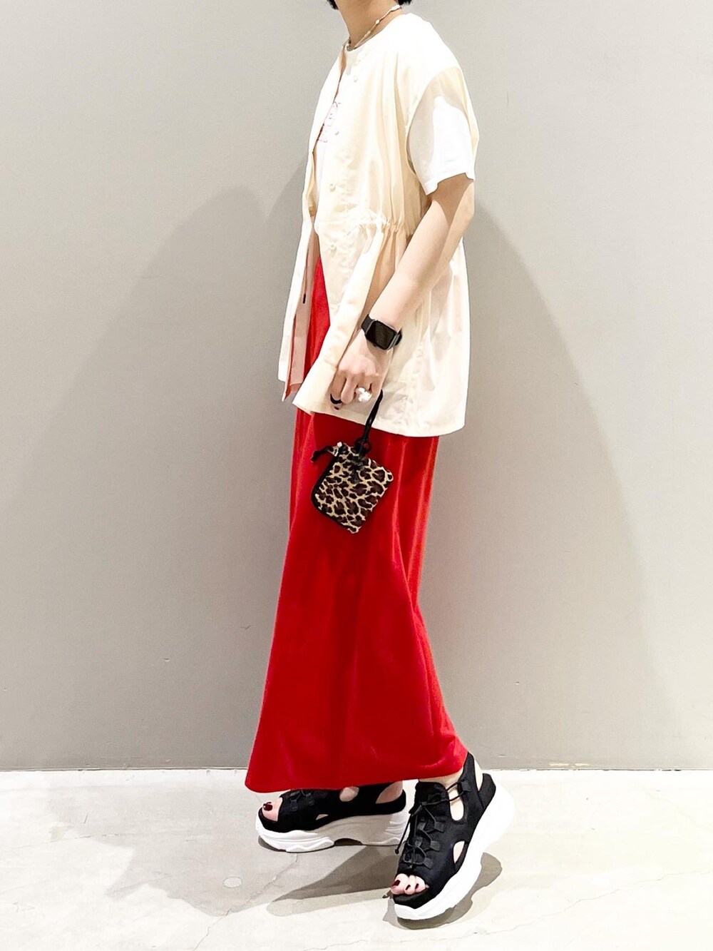 レッド系のスカート、ブラック系のサンダル、ホワイト系のシャツ/ブラウスを着用したレディースの夏コーディネートの5枚目の写真