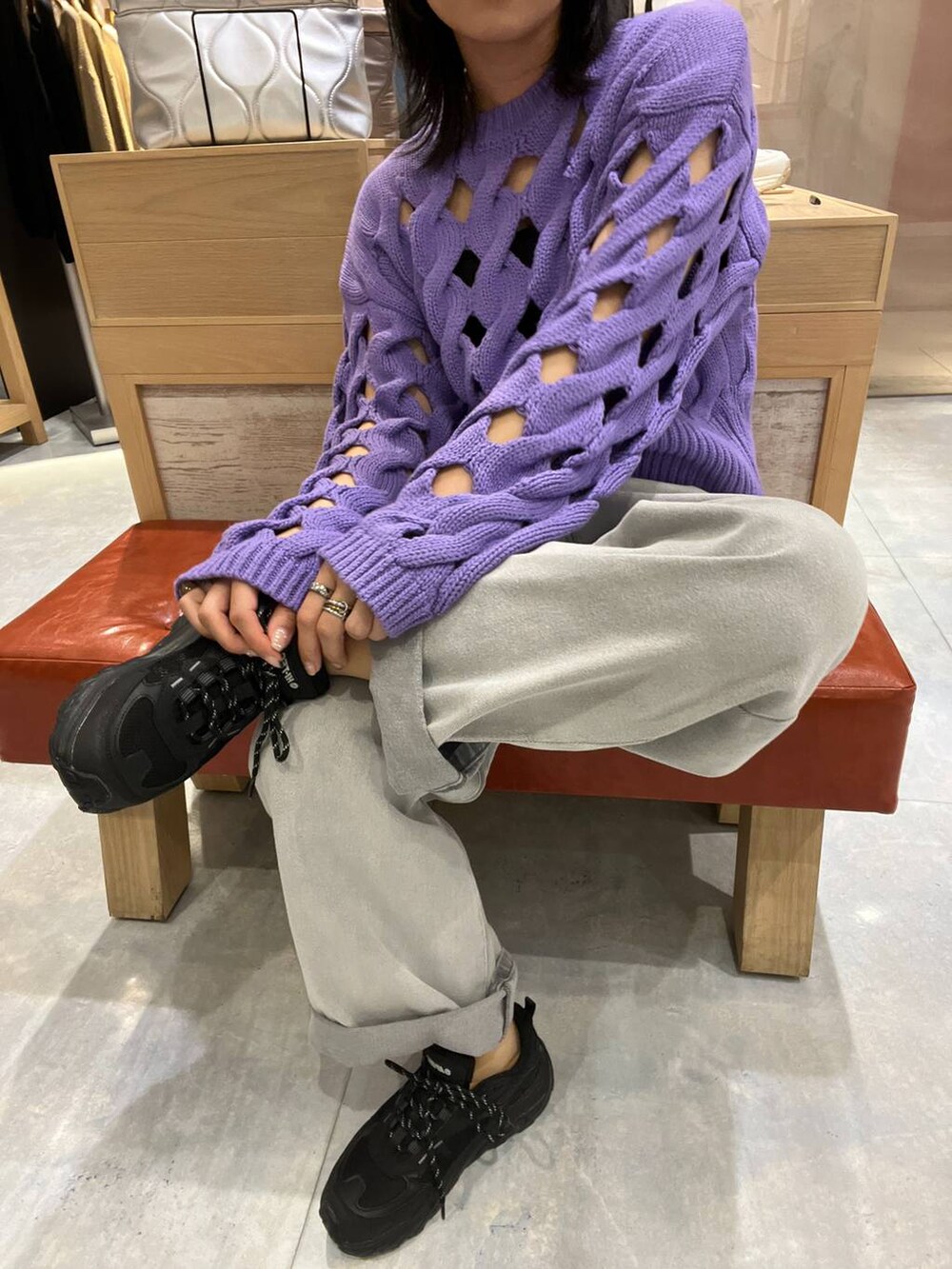 グレー系のデニムパンツ、パープル系のニット/セーターを着用したレディースの秋コーディネートの6枚目の写真