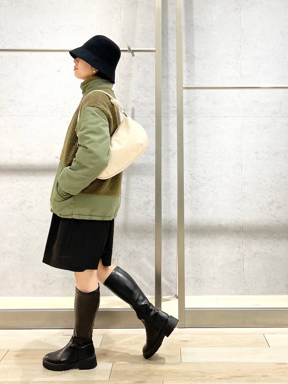 グリーン系のその他アウター、ブラック系のその他パンツ、グレー系のTシャツ/カットソーを着用したレディースの秋コーディネートの4枚目の写真