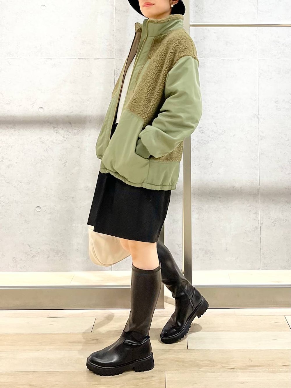 グリーン系のその他アウター、ブラック系のその他パンツ、グレー系のTシャツ/カットソーを着用したレディースの秋コーディネートの3枚目の写真