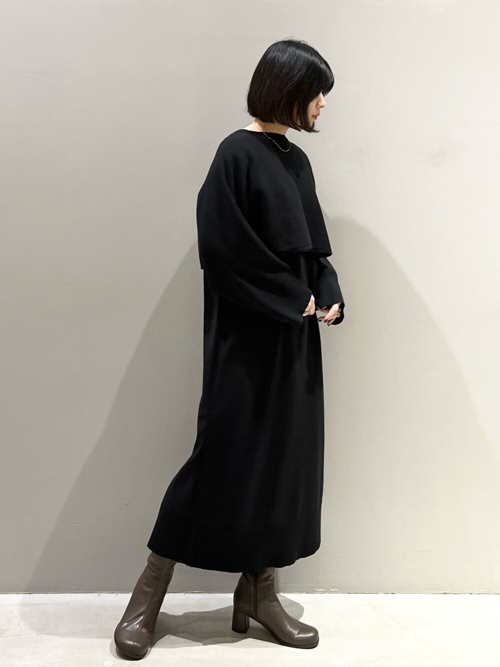 「LEPSIM、レプシィム(LEPSIM)、ワンピース、セットアップ、きれいめカジュアル、モード、ワントーンコーデ、ブラック、ブーツ、ハンドバッグ、スクエアバッグ、モノトーン、ニット、ニットワンピース、マフラー」｜「LEPSIMの【ゼロかる】キレイめ2WAYバッグ　295311（ショルダーバッグ、ホワイト系）」を使った、エムアイさん（レディース・162cm）の春コーディネートの5枚目の写真