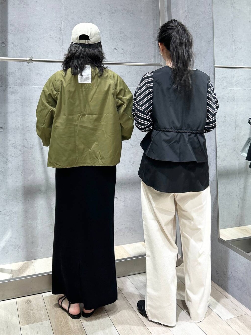 ブラック系のスカート、ホワイト系のショルダーバッグ、ブラック系のサンダルを着用したレディースの春コーディネートの6枚目の写真