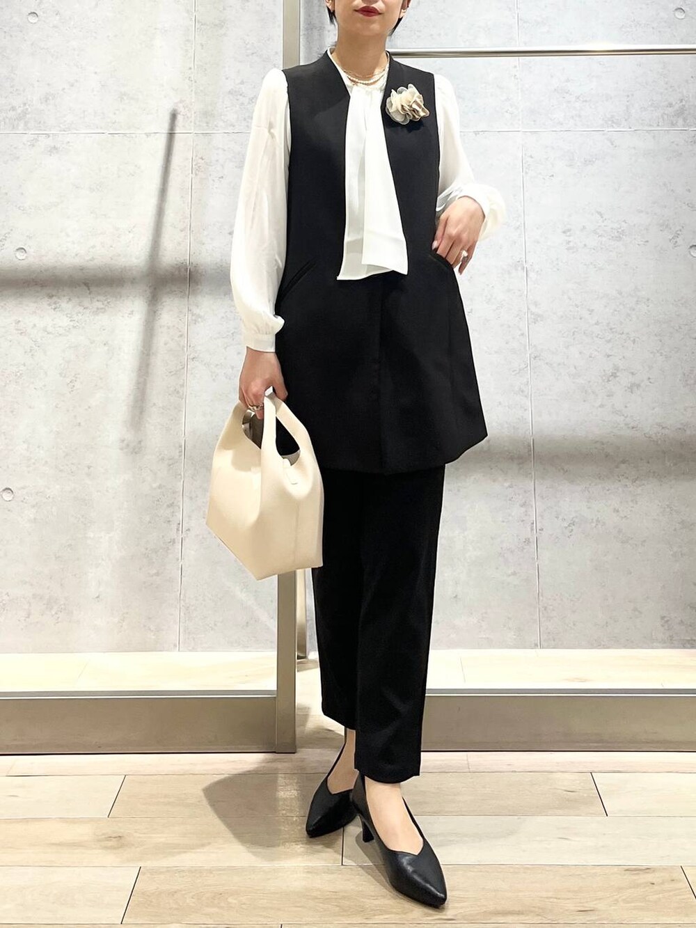 「カジュアル、モード、ベーシック/シンプル、楽ちんコーデ、春コーデ、冬コーデ、女子会、きれいめカジュアル_LEPSIM、LEPSIM、おでかけ、シンプルコーデ、入学式・卒業式、ジャケット、ジャケットスタイル、セットアップ」｜「LEPSIMの【入卒式／セレモニー】Wクロスストレッチテーパードパンツ　207773（スーツパンツ、ブラック系）」を使った、エムアイさん（レディース・162cm）の冬コーディネートの2枚目の写真