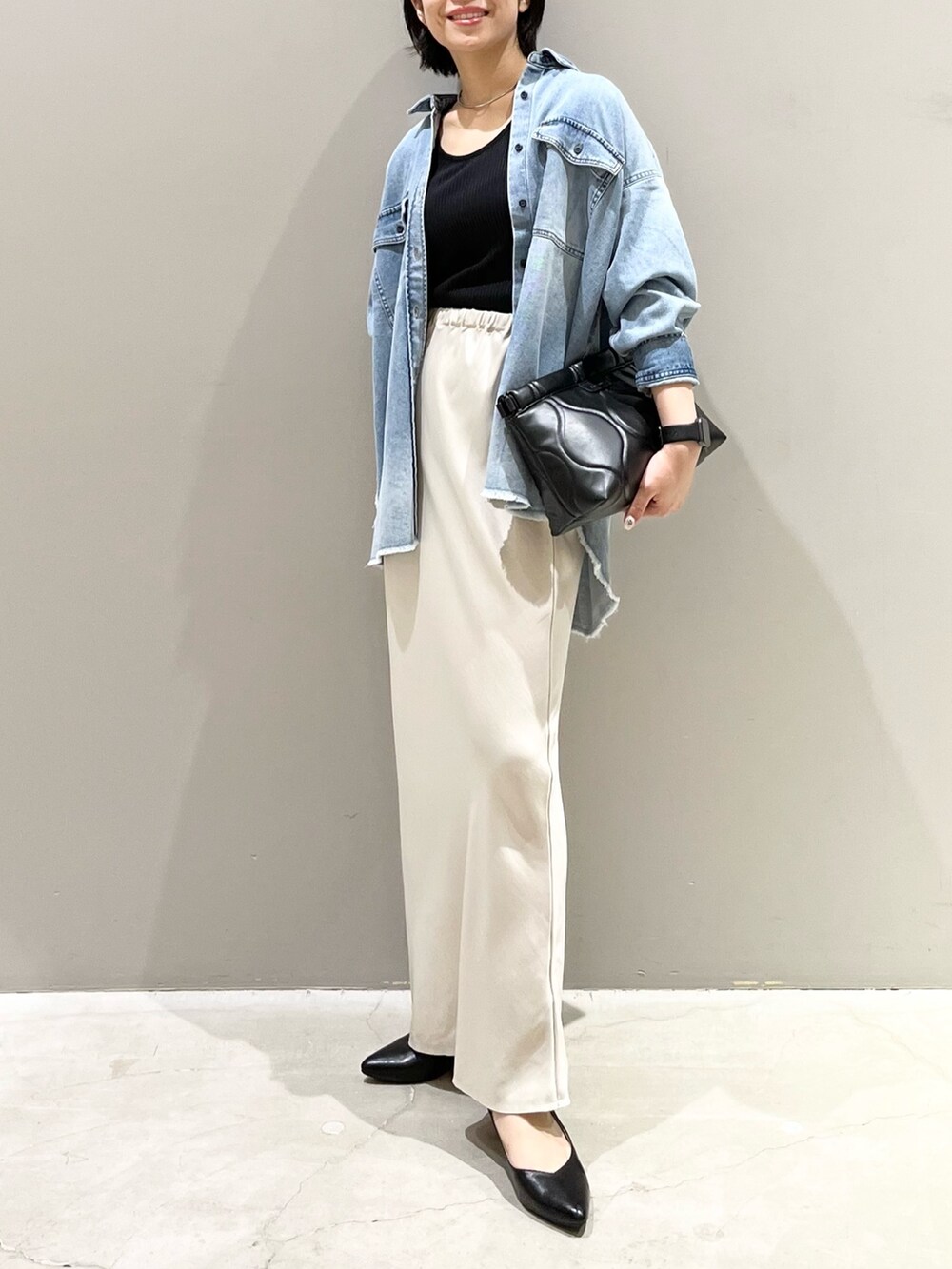 ホワイト系のスカート、ブラック系のバッグ、ブラック系のその他シューズを着用したレディースの夏コーディネートの2枚目の写真