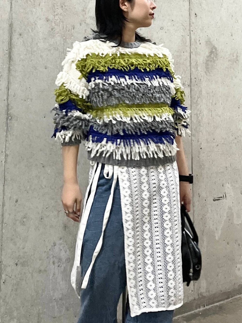 ホワイト系のスカート、シルバー系のその他シューズ、ブラック系のボストンバッグを着用したレディースの秋コーディネートの3枚目の写真