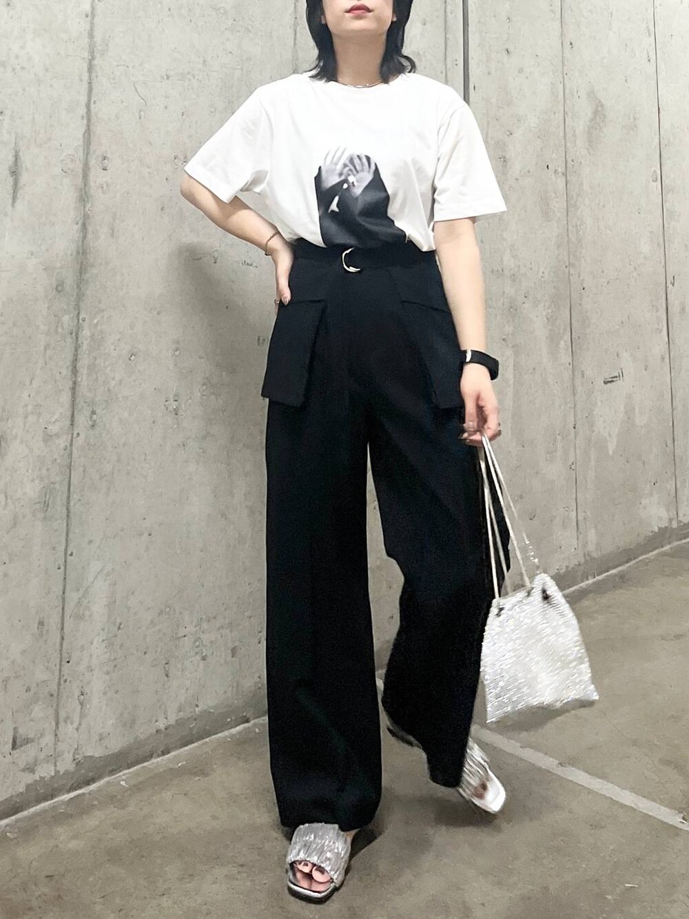 シルバー系のショルダーバッグ、ブラック系のその他パンツ、ホワイト系のTシャツ/カットソーを着用したレディースの夏コーディネートの3枚目の写真