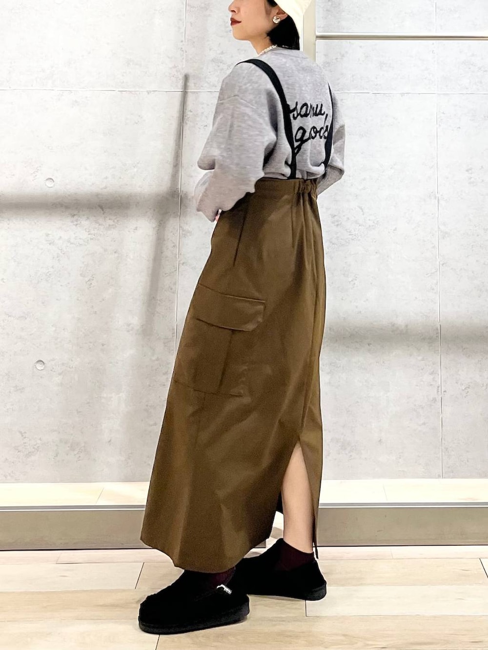 ブラック系のモカシン/デッキシューズ、ブラウン系のスカート、グレー系のニット/セーターを着用したレディースの冬コーディネートの5枚目の写真