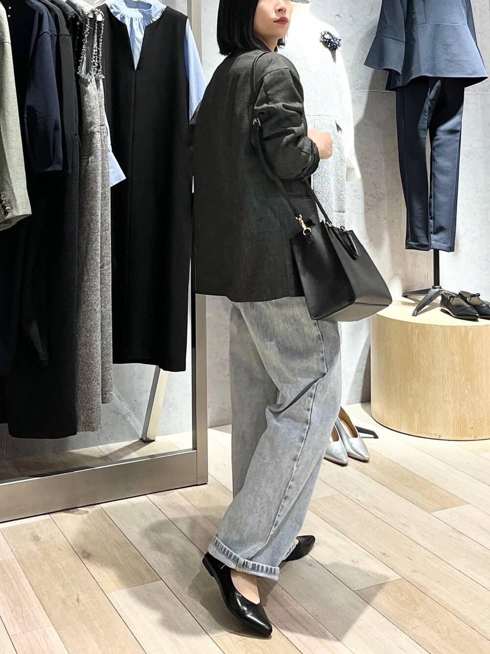 ホワイト系のTシャツ/カットソー、ブルー系のデニムパンツ、ブラック系のショルダーバッグを着用したレディースの冬コーディネートの3枚目の写真