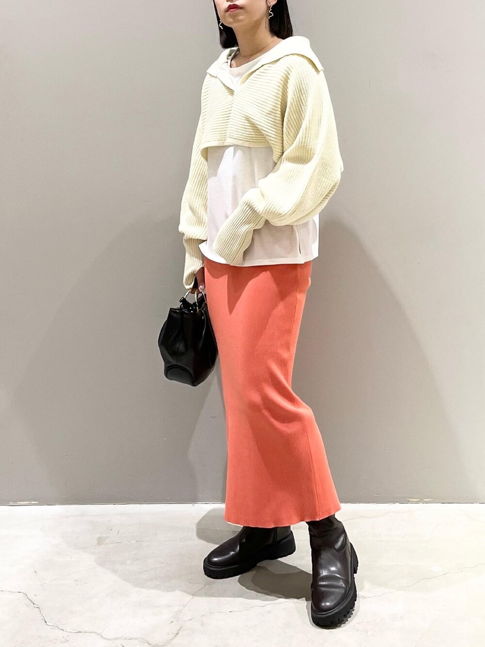 「LEPSIM、レプシィム(LEPSIM)、ニット、ショート丈トップス、春服デビュー宣言、シンプルコーデ、淡色コーデ、きれいめカジュアル、パステル映える春、レイヤードスタイル、ピンク、春服みてみて、ブーツ、ニットスカート、ハンドバッグ」｜「LEPSIMのメタルハンドル2WAYバッグ　176623（ハンドバッグ、ブラック系）」を使った、エムアイさん（レディース・162cm）の春コーディネートの2枚目の写真