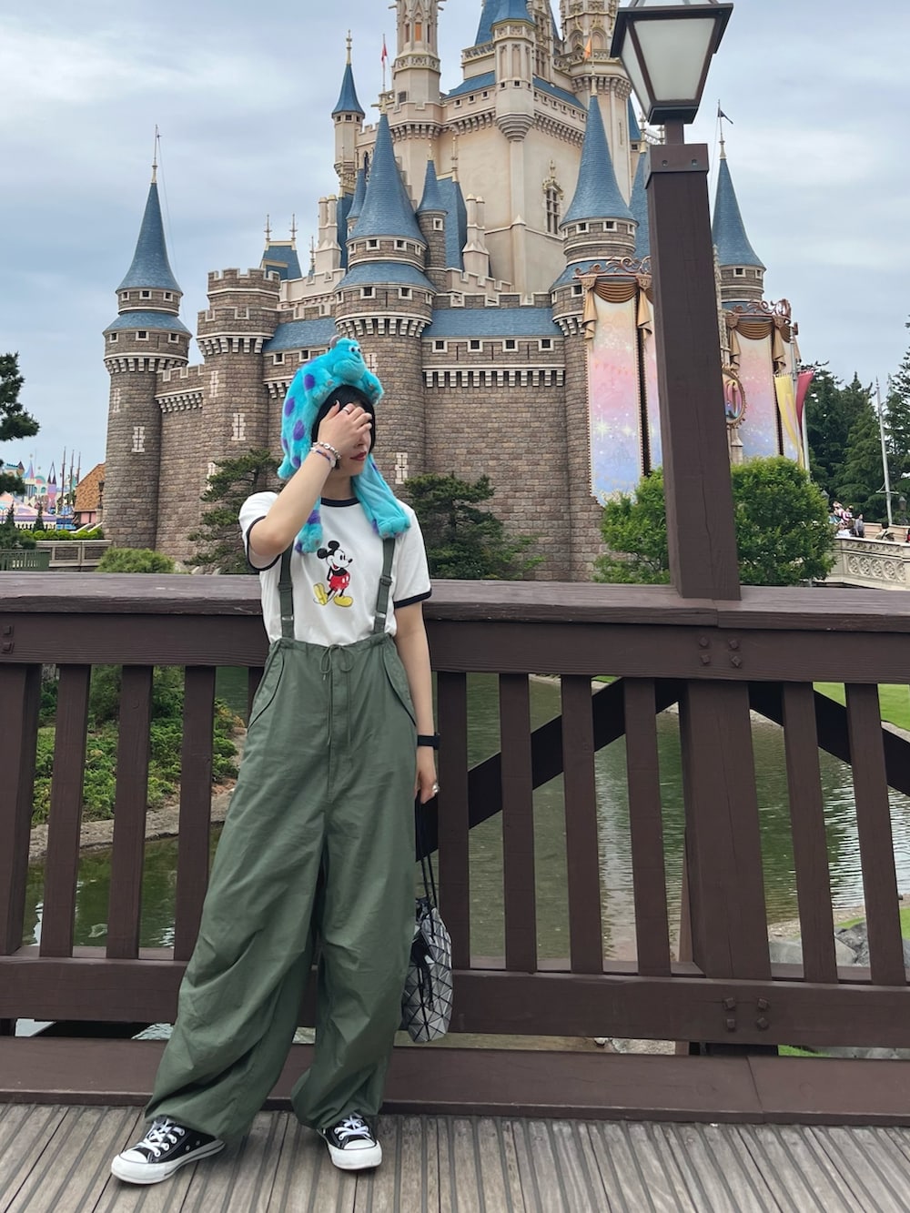 「LEPSIM、レプシィム(LEPSIM)、ミッキー、ミッキーT、カーゴパンツ、サロペット、オーバーオール、ディズニーコーデ、ディズニー、コンバース、初夏コーデ、夏コーデ、シンプルコーデ、プリントT、お出かけコーデ」｜「CONVERSE ALL STARの【CONVERSE/コンバース】ALLSTAR100（スニーカー、ブラック系）」を使った、エムアイさん（レディース・162cm）の夏コーディネートの3枚目の写真
