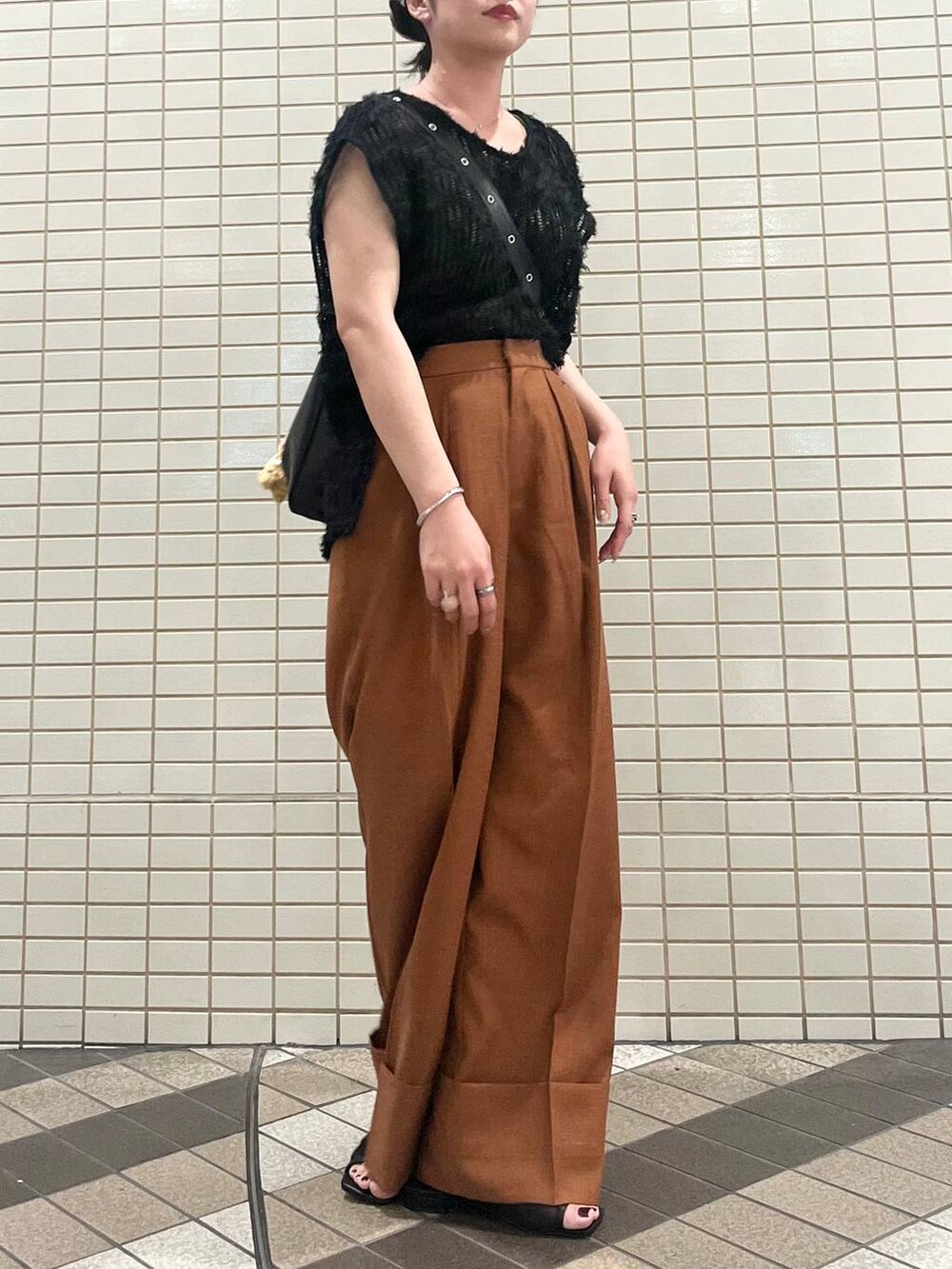 ブラック系のサンダル、ブラック系のその他トップス、ベージュ系のその他パンツを着用したレディースの夏コーディネートの2枚目の写真