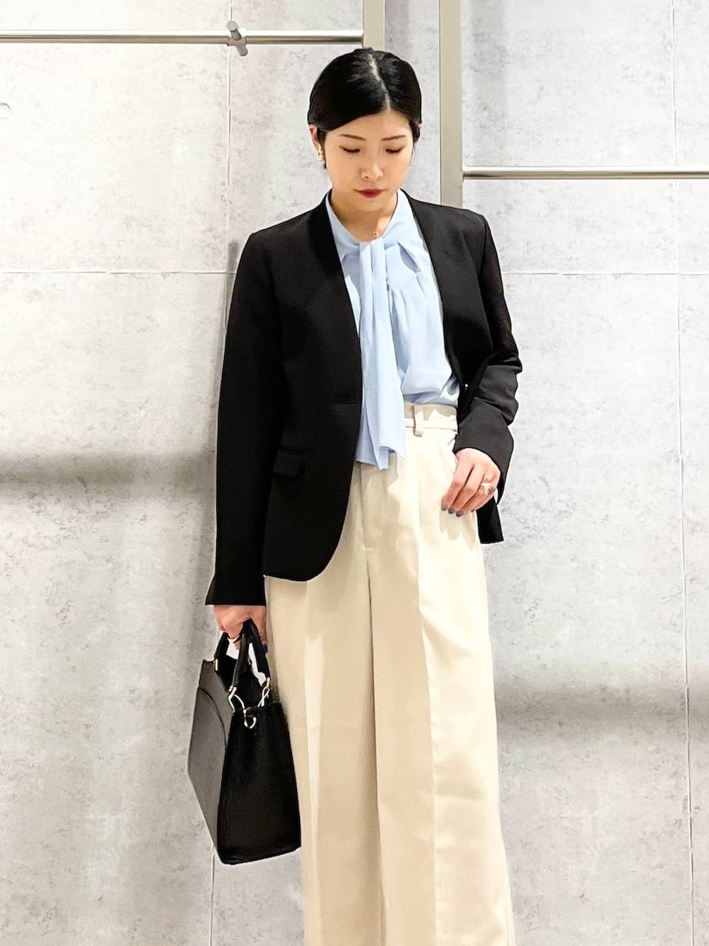 ブルー系のシャツ/ブラウス、ブラック系のノーカラージャケット、ブラック系のショルダーバッグを着用したレディースの冬コーディネートの3枚目の写真