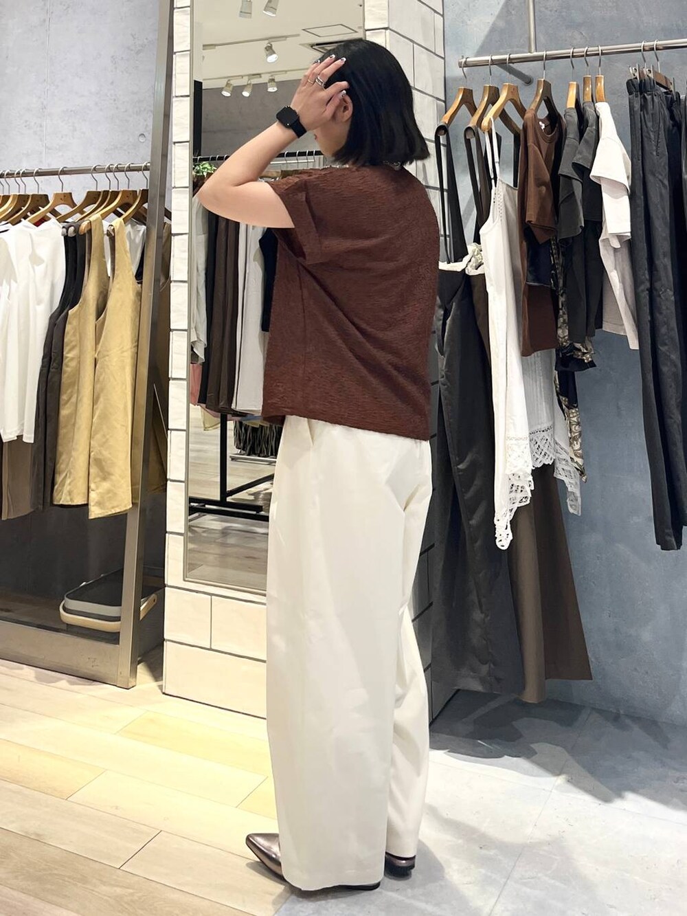 シルバー系のショルダーバッグ、ブラウン系のTシャツ/カットソー、ホワイト系のその他パンツを着用したレディースの夏コーディネートの5枚目の写真