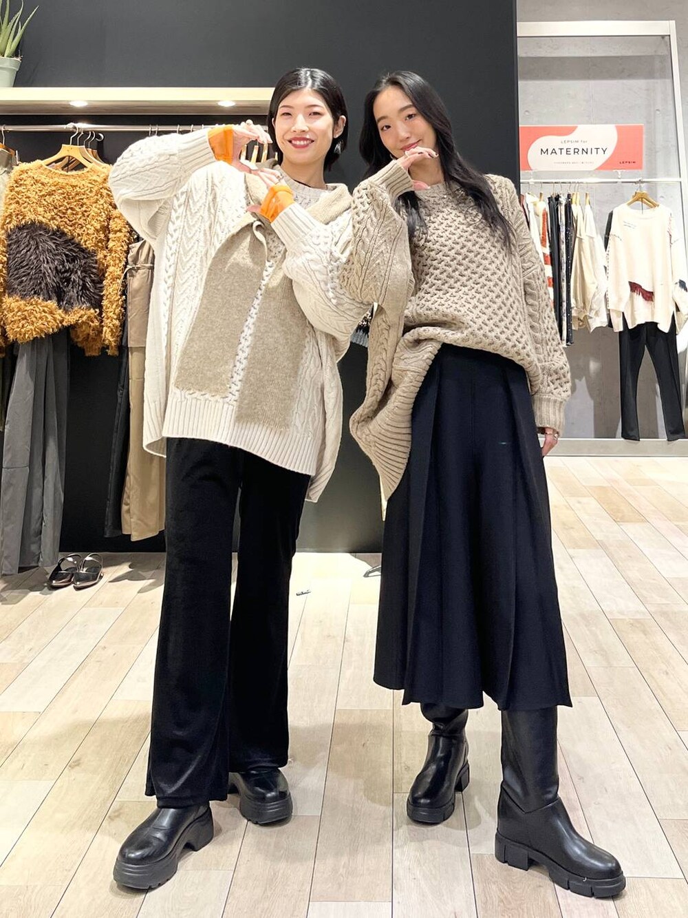 オレンジ系のTシャツ/カットソー、ブラック系のその他パンツ、ブラック系のブーツを着用したレディースの冬コーディネートの5枚目の写真