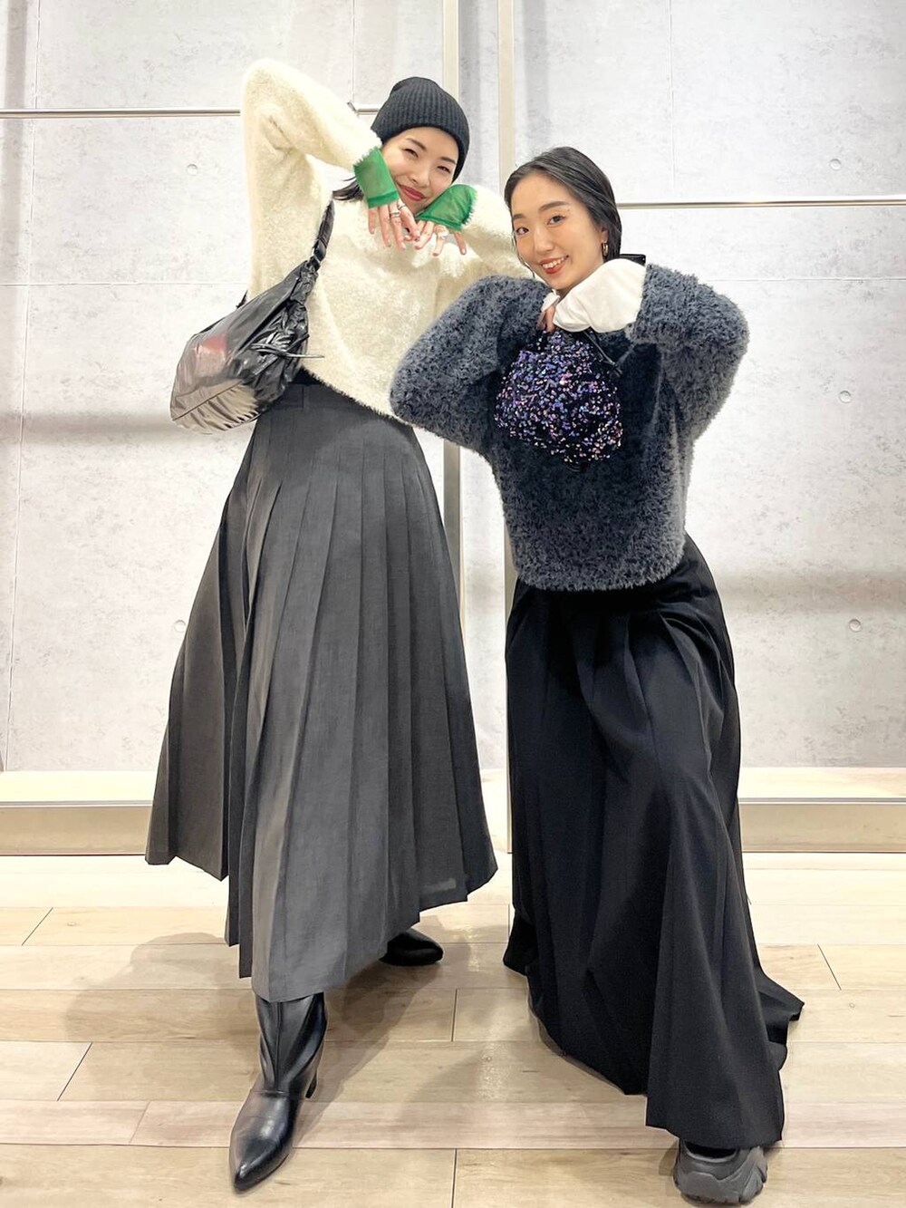 ブルー系のショルダーバッグ、ブラック系のTシャツ/カットソー、ブラック系のブーツを着用したレディースの秋コーディネートの2枚目の写真