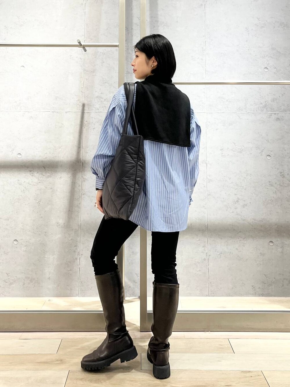 ブラウン系のブーツ、ブラック系のその他パンツ、ブルー系のシャツ/ブラウスを着用したレディースの秋コーディネートの5枚目の写真