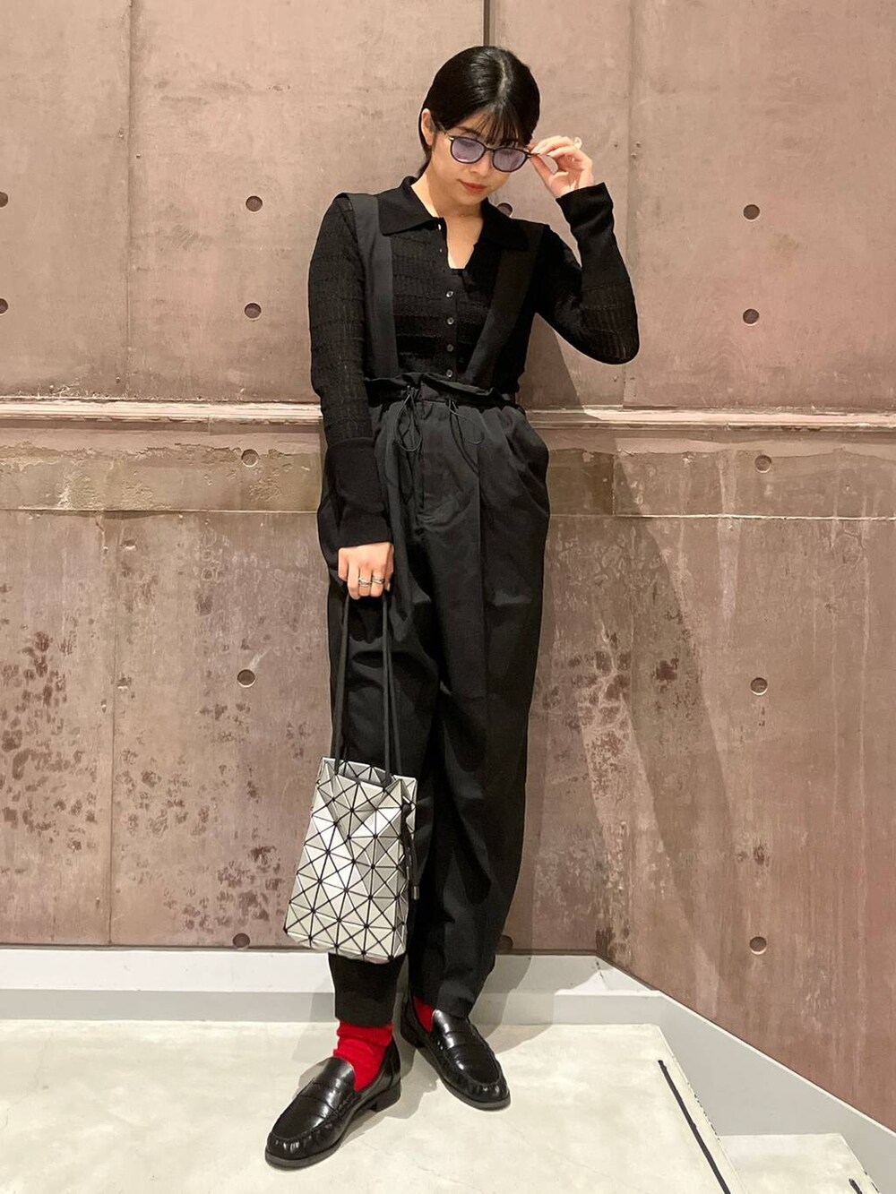 ブラック系のニット/セーター、ブラック系のその他パンツを着用したレディースの秋コーディネートの5枚目の写真