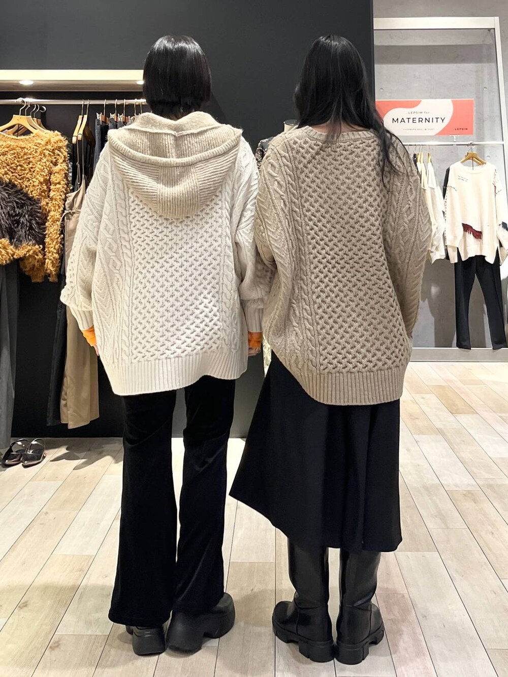 オレンジ系のTシャツ/カットソー、ブラック系のその他パンツ、ブラック系のブーツを着用したレディースの冬コーディネートの3枚目の写真