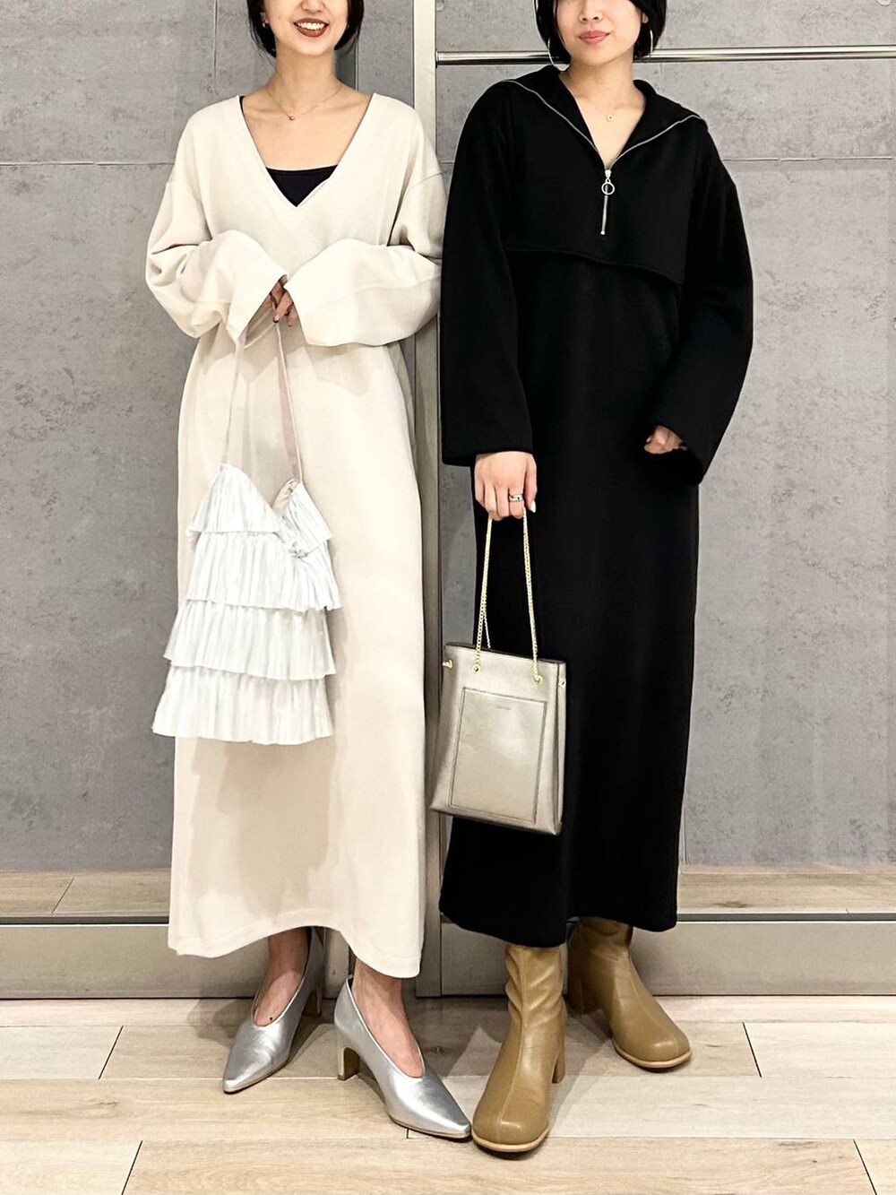 ブラック系のショルダーバッグ、ブラック系のワンピース、ホワイト系のワンピースを着用したレディースの秋コーディネートの2枚目の写真