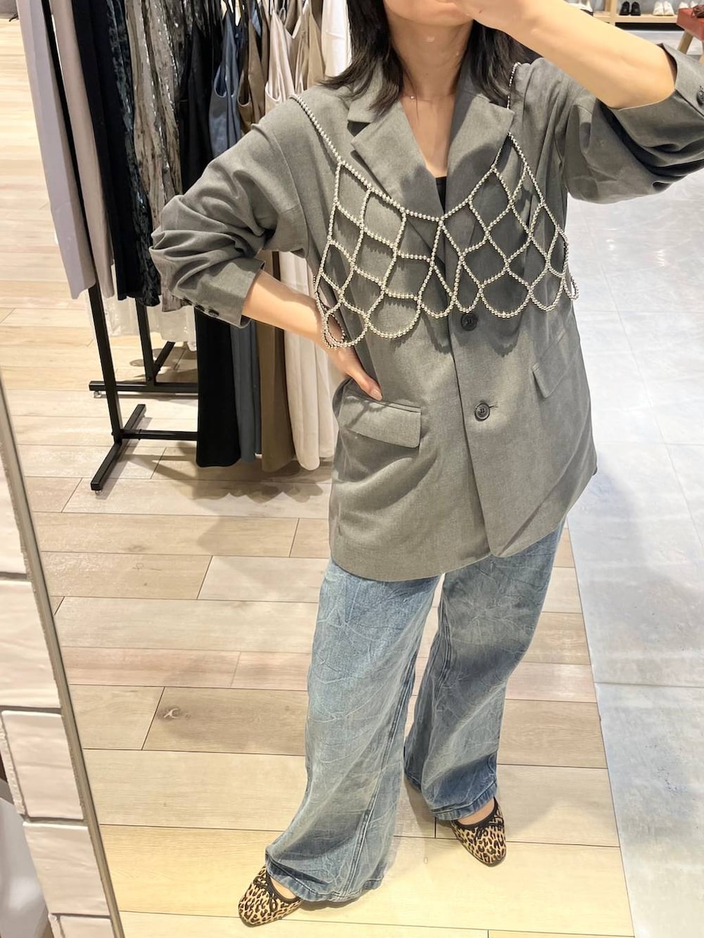 シルバー系のベスト、その他のバレエシューズ、グレー系のテーラードジャケットを着用したレディースの秋コーディネートの2枚目の写真