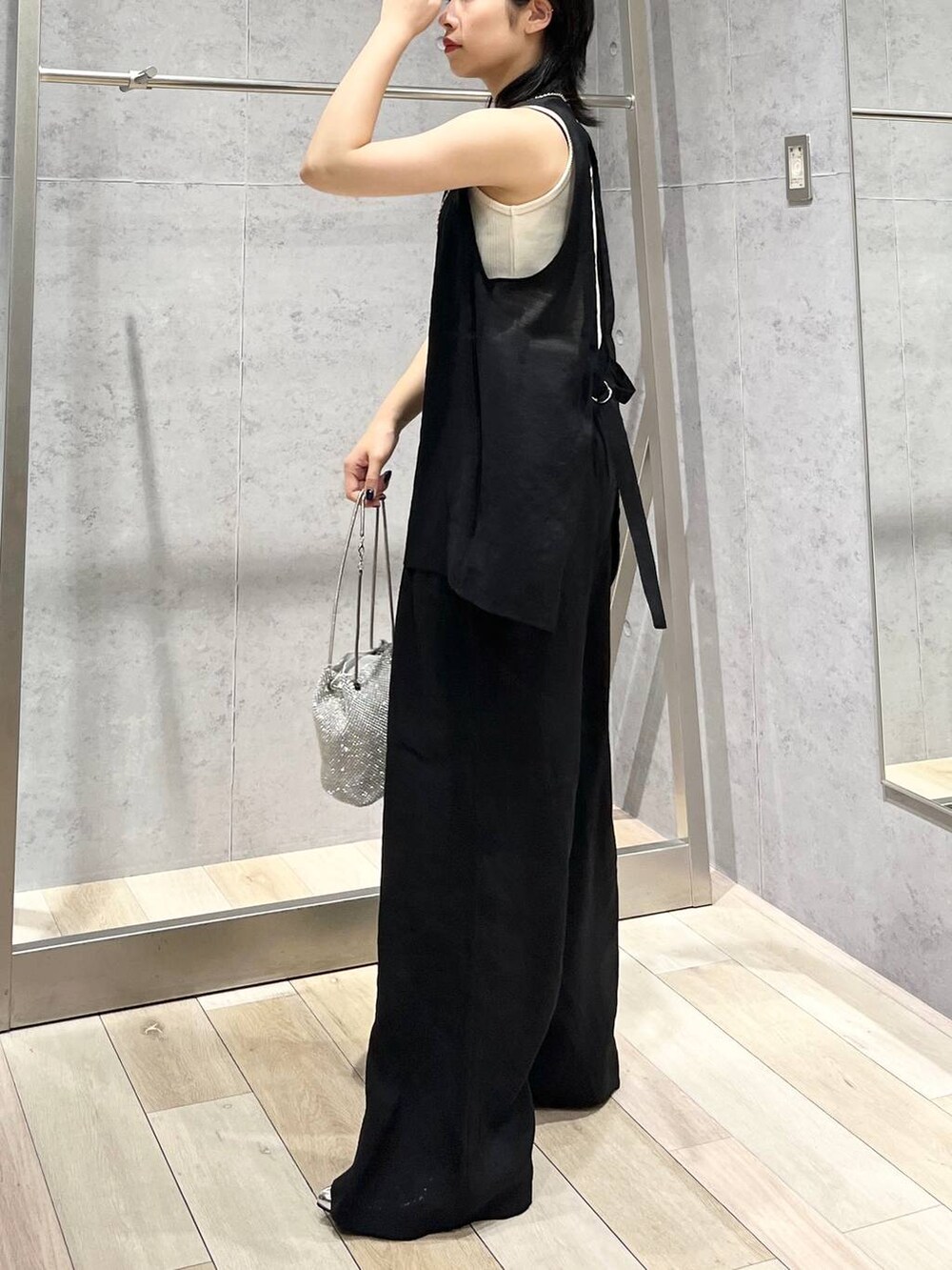 シルバー系のショルダーバッグ、ブラック系のサンダル、ブラック系のその他パンツを着用したレディースの夏コーディネートの8枚目の写真