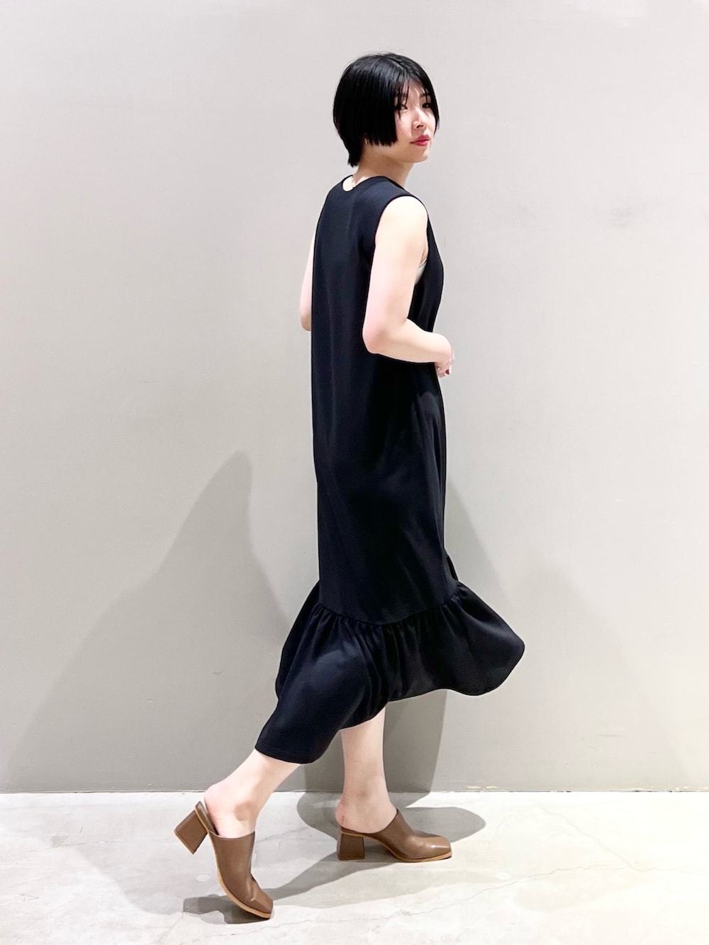 「LEPSIM、レプシィム(LEPSIM)、ワンピース、ジャンパースカート、ジャンスカ、ティアード、ティアードワンピース、ミュール、スクエアトゥ、モノトーン、春コーデ、夏コーデ、モード、シンプルコーデ、ノースリーブワンピース」｜「LEPSIMのカットジョーゼットフリルVジャンスカ　191768（ワンピース、ブラック系）」を使った、エムアイさん（レディース・162cm）の春コーディネートの6枚目の写真