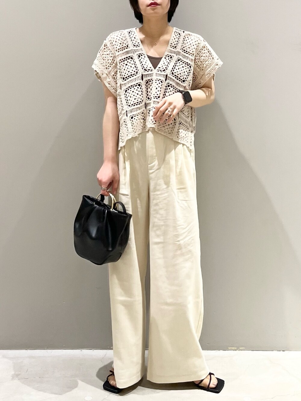 ホワイト系のその他パンツ、ホワイト系のTシャツ/カットソー、ホワイト系のバッグを着用したレディースの夏コーディネートの7枚目の写真