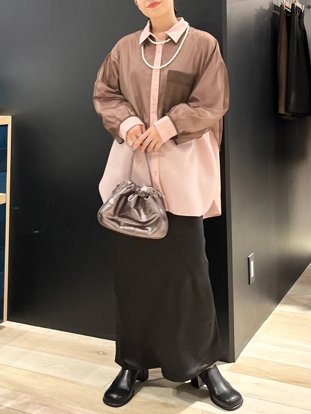 ブラック系のスカート、ピンク系のシャツ/ブラウス、ブラック系のその他シューズを着用したレディースの夏コーディネートの2枚目の写真